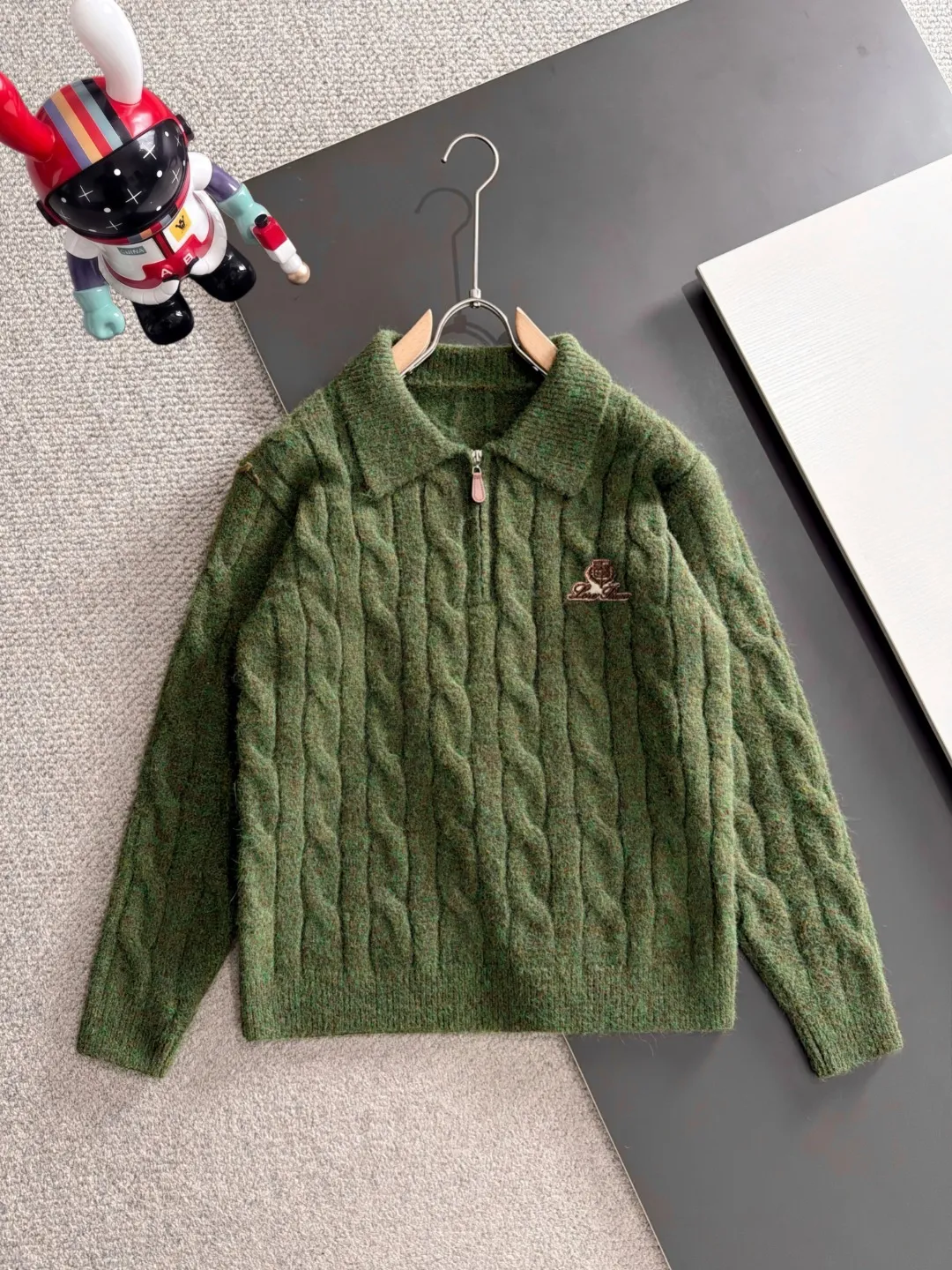 Next day shipping LP 2041 Autumn and Winter latest sweaters from the official website, on sale at the counter at the same time Hot Sale! Specially made of wool blended fabric. It feels comfortable and can be directly in contact with the skin. The logo badge is exquisitely embroidered, which is extremely eye-catching! The details highlight the fashionable charm of big brands. Exquisite workmanship. Three-dimensional cutting style. The wearing effect is invincible and handsome! All three standards are complete! Sizes:M-3XL